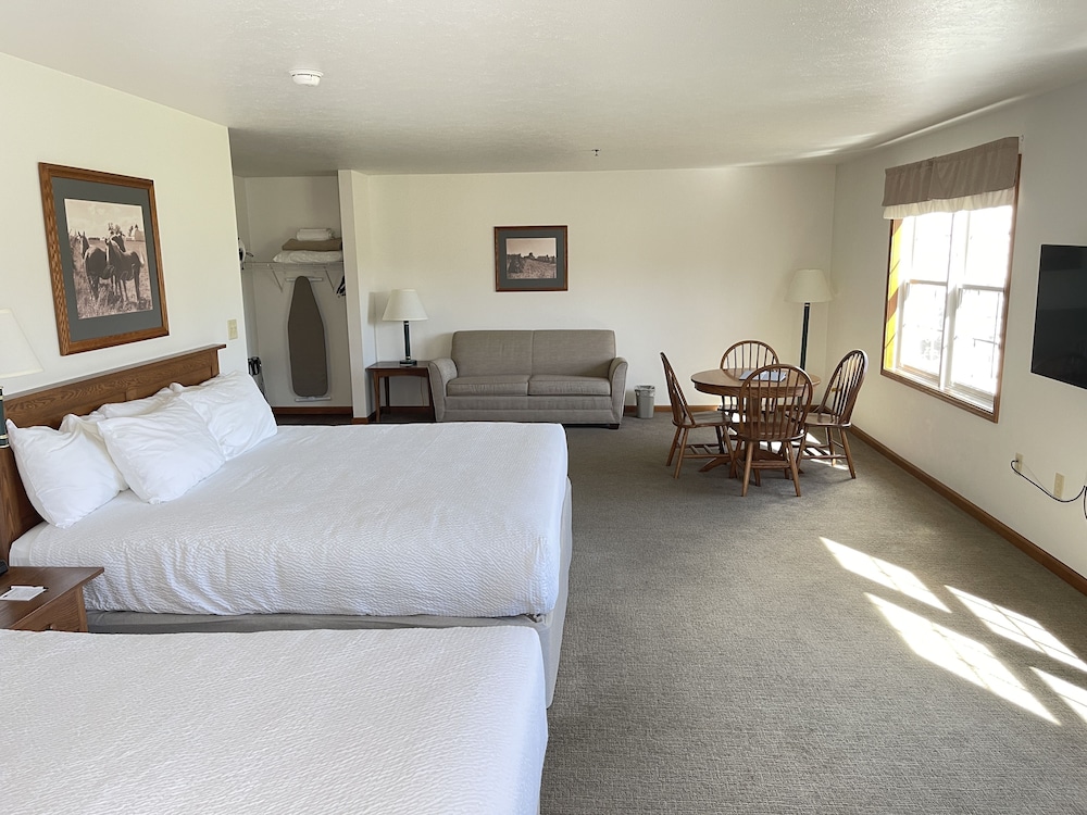 Suite, Kitchenette (2 King Beds and 1 Sofa Bed)