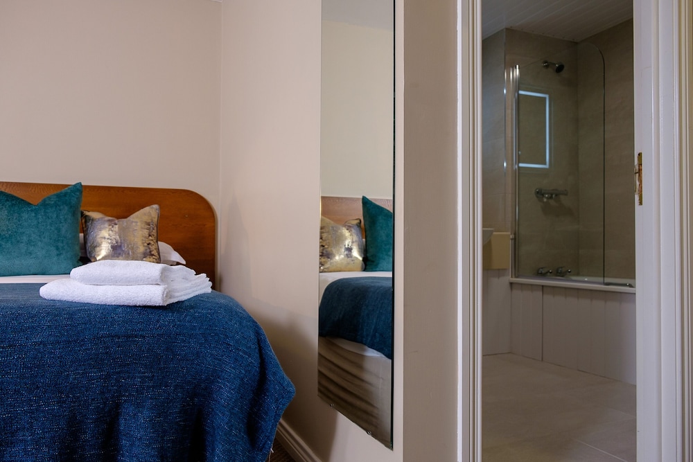 Quadruple Room, Ensuite photo 3
