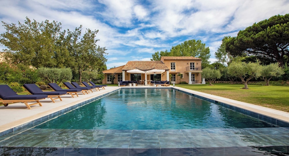 Villa photo 1