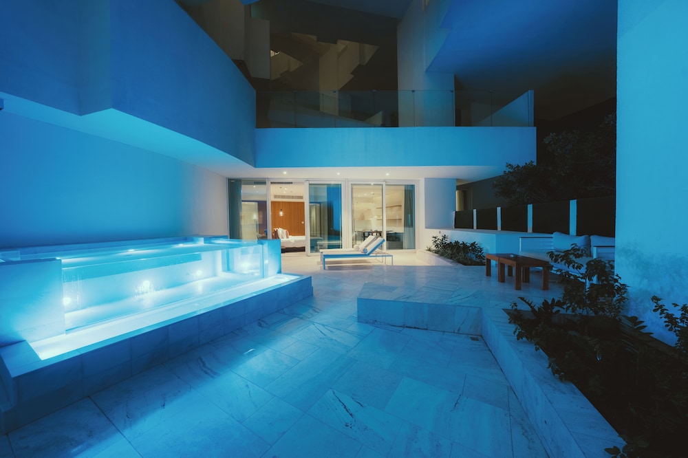 Master Suite w/Pool thumbnail 5