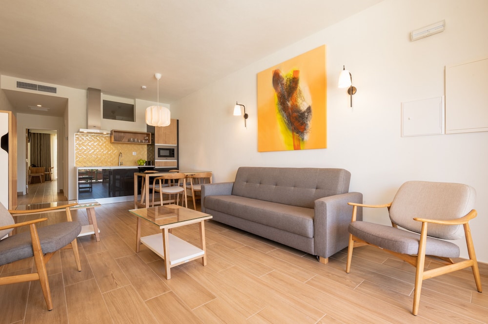 Family Apartment, Balcony, Sea View - Photo 10
