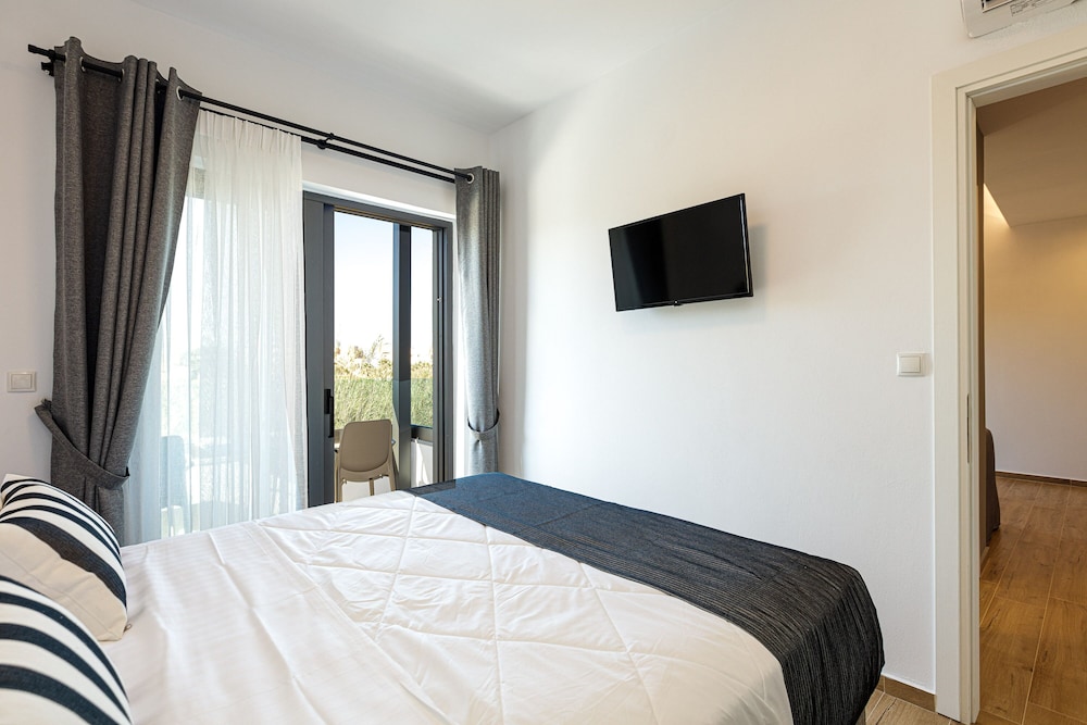 Suite, 1 Bedroom, Partial Sea View