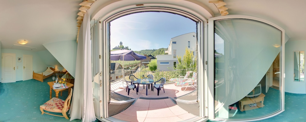 Panoramic Room, Multiple Beds, Balcony, Garden View photo 2