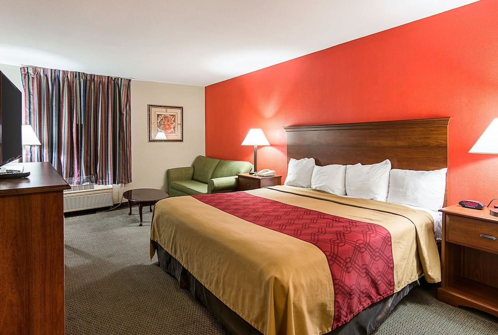 Standard Room, 1 King Bed, Non Smoking - Photo 4