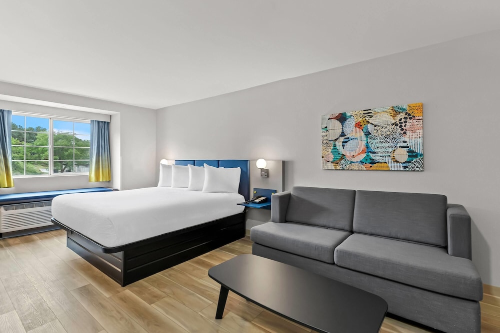 Suite, 1 King Bed, Non Smoking - Photo 1