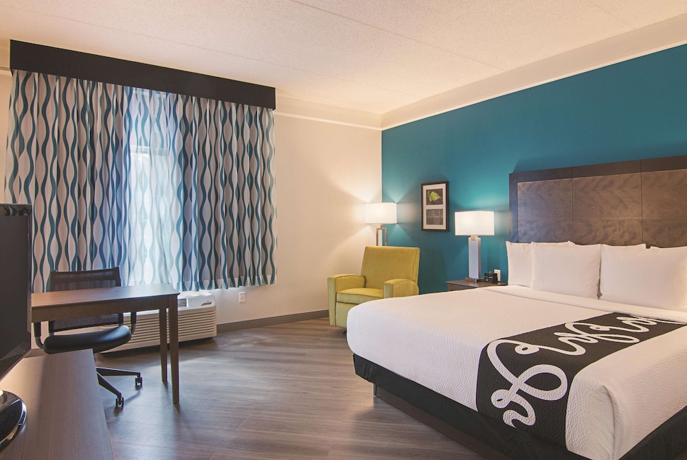 Available room thumbnail 6