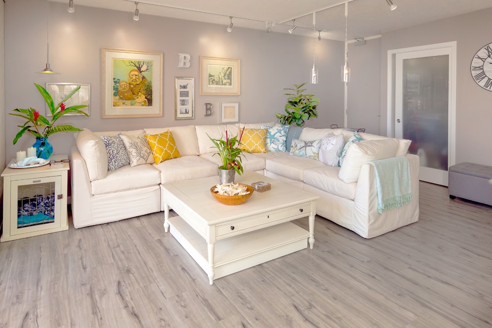 Premium Remodeled Condo with Ocean View and Parking: Premium Condo, 1 King Bed, Air conditioning, Ocean View (0049) photo