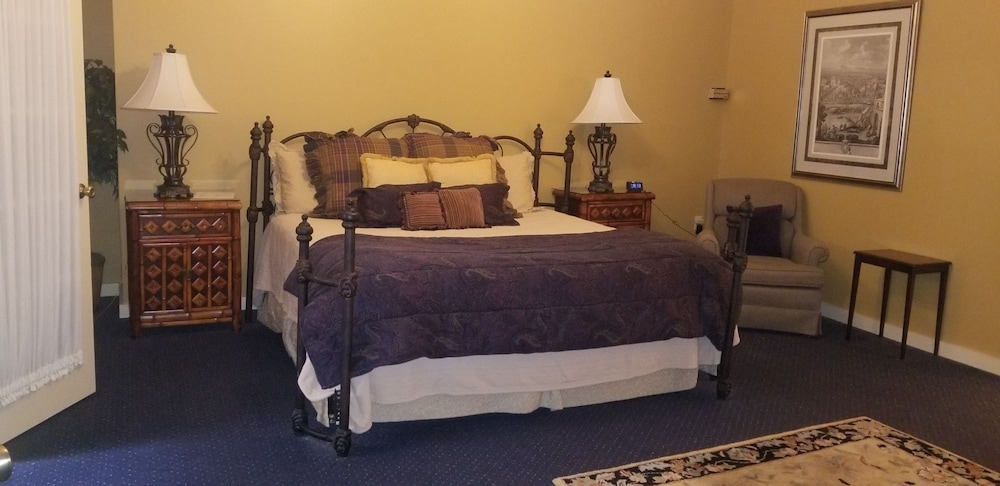 Deluxe Ground Floor King Suite, 1 King Bedroom, Non-Smoking (Room 18)