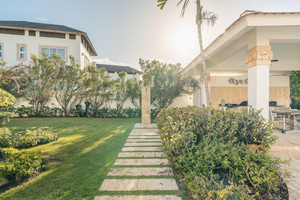 Villa photo 2