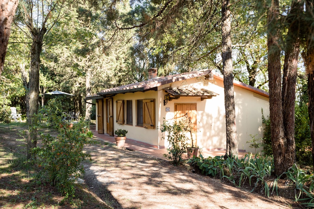Superior Cottage, 1 Queen Bed, Refrigerator, Garden Area photo 2