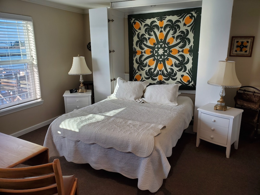 Studio, 1 Queen Bed with Sofa bed, Marina View (Non Pet Friendly)
