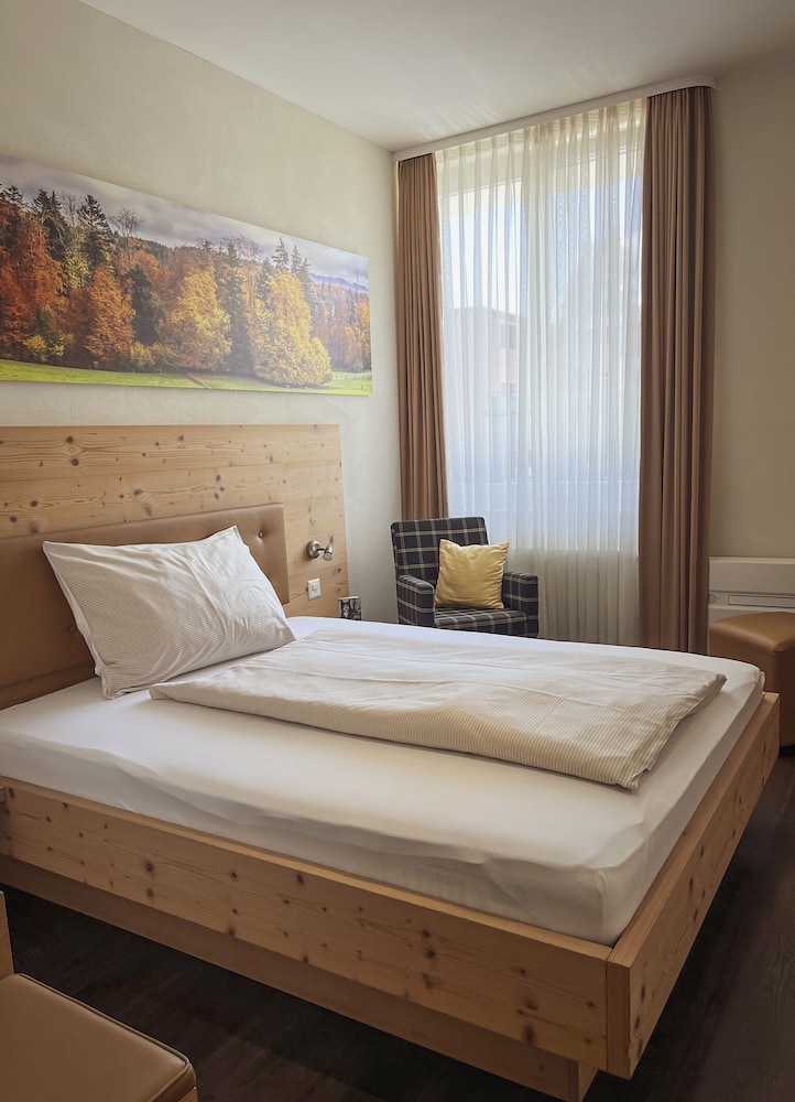 Standard Room, 1 Queen Bed (Quiet Location) photo 2