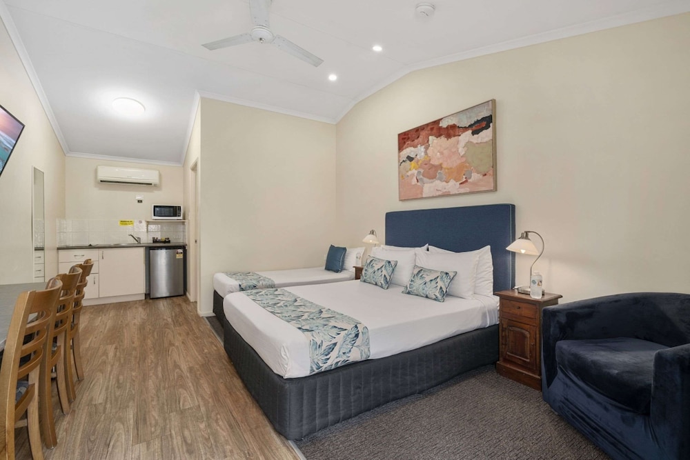 Deluxe Room, Multiple Beds, Non Smoking, Kitchenette