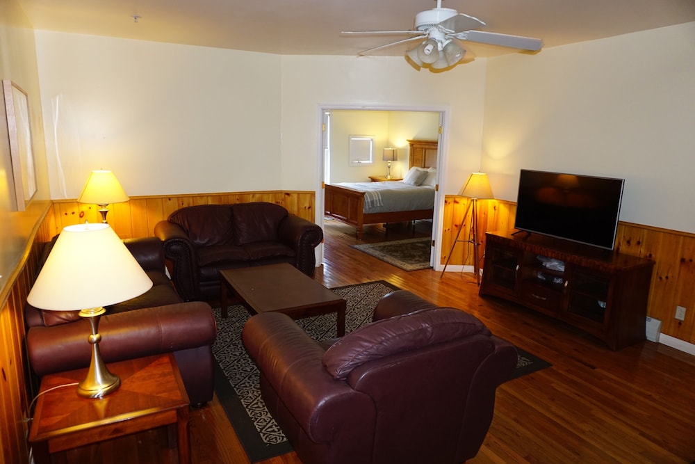 Apartment 2: 4 Bedroom, 3 Baths, Sleeps 8 photo 1