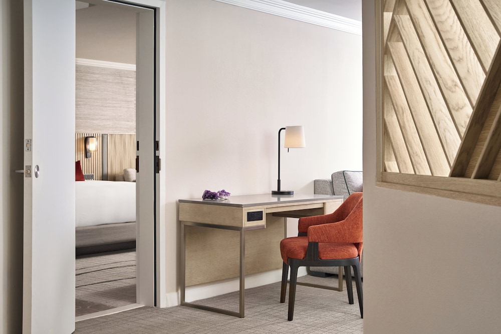 Suite, 1 King Bed, Mobility Accessible (Saguaro) - Photo 3