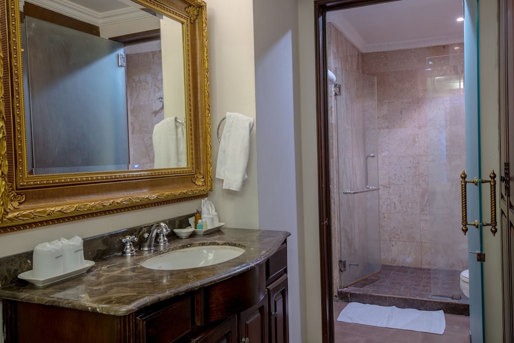 Four Seasons Suite - Photo 14