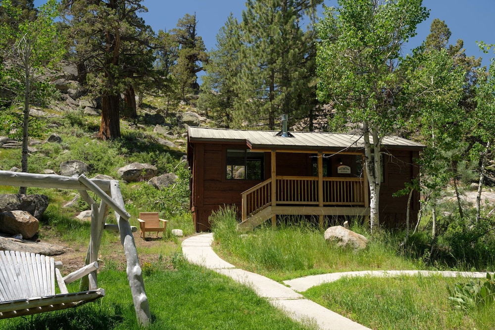 舒适小屋，1张特大床，壁炉，山景