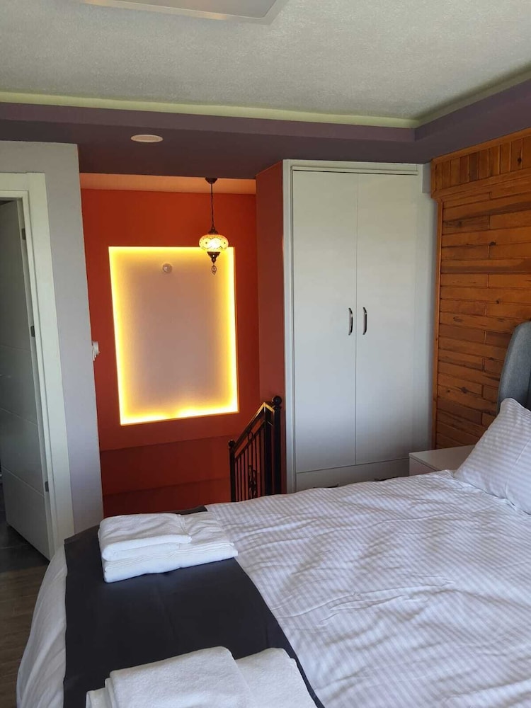 Panoramic Suite, 1 Queen Bed with Sofa bed, Non Smoking, Mountain View photo 2