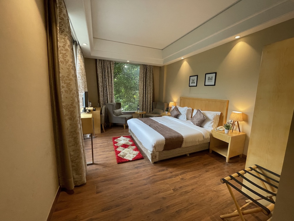 Suite with City View - Photo 16