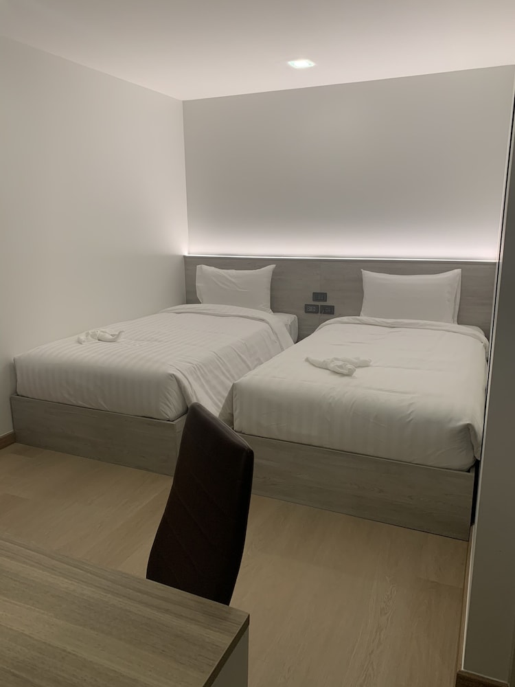 Standard Twin Room thumbnail 5