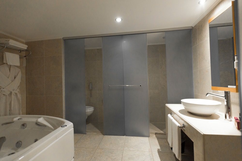 Executive Suite, 1 King Bed - Photo 5