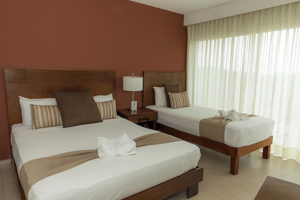 Triple Superior, 1 queen bed 1 single bed photo 2