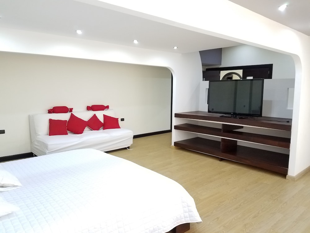 Executive Suite, 1 King Bed, Private Bathroom photo 3