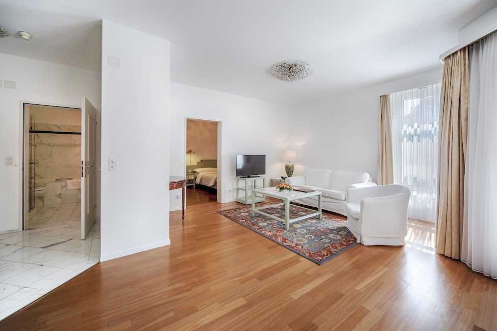 Premium Suite, Lake View - Photo 3