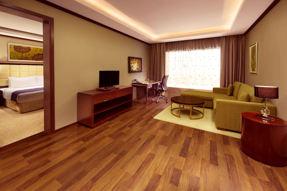 Room, 1 King Bed, Smoking (Living, High Floor) - Photo 11