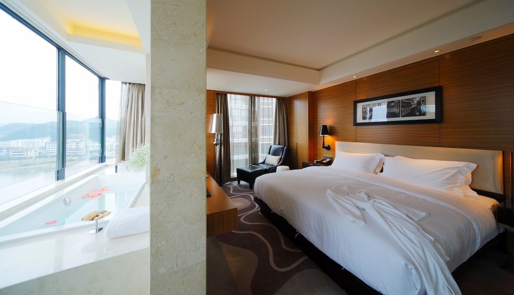 Deluxe Double Room, River View photo 3