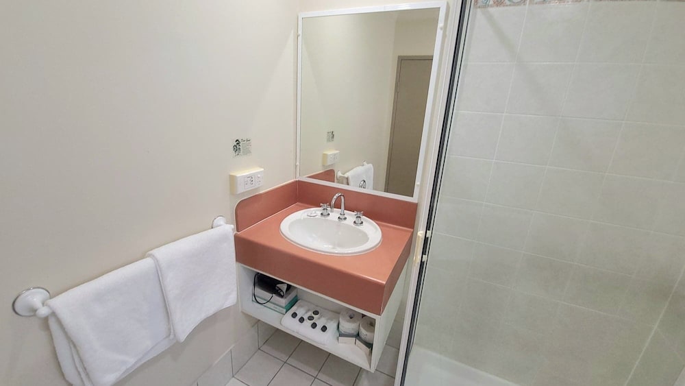 Resort Queen Room thumbnail 6