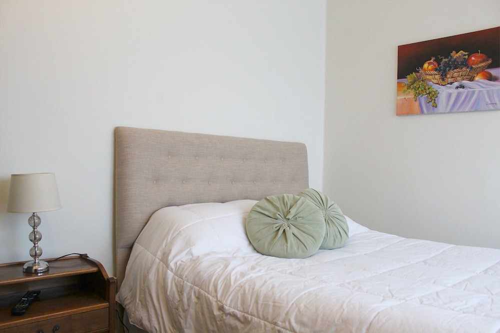 Standard Double Room, 1 Queen Bed, Private Bathroom, Partial Ocean View photo 3
