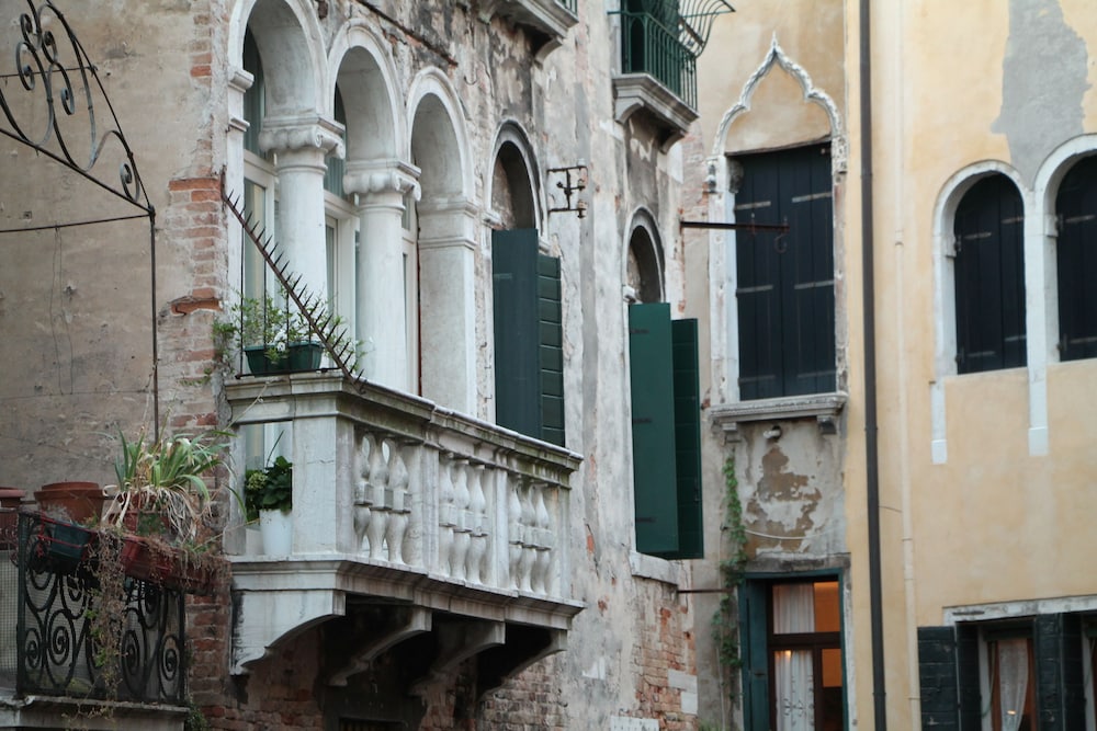 Deluxe Double Room, Balcony, Canal View photo 3