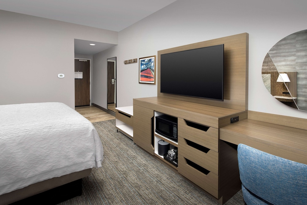 Room, 1 King Bed, Refrigerator & Microwave - Photo 3