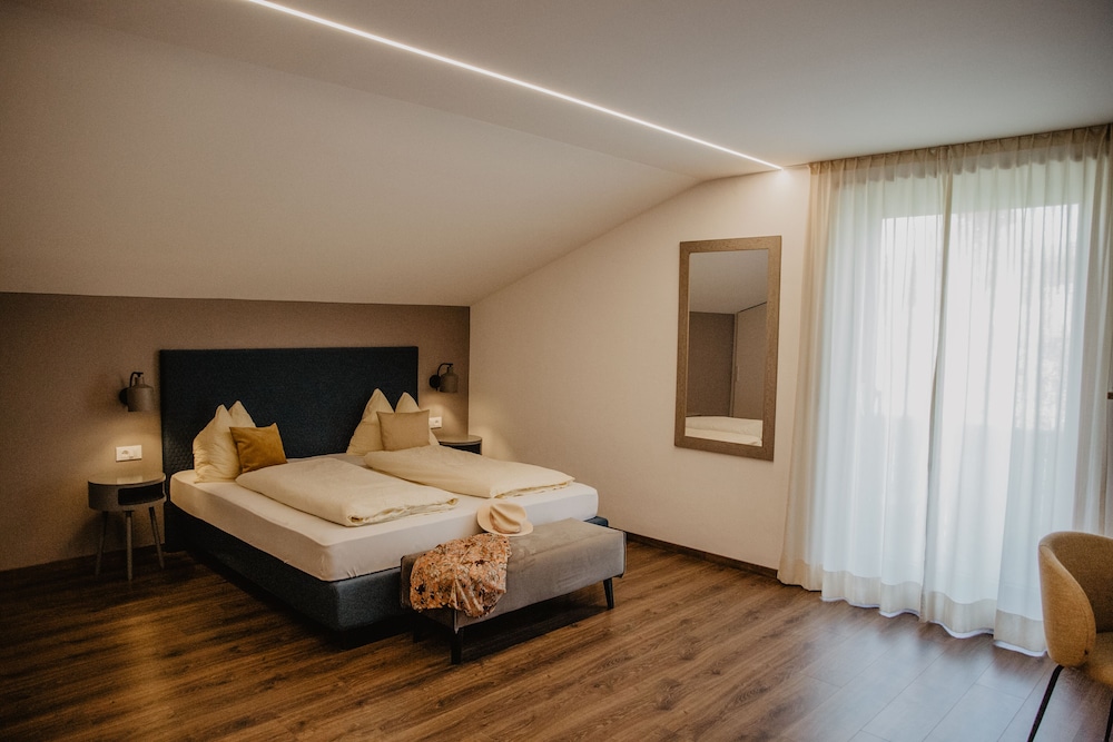 Panoramic Quadruple Room, Mountain View, Corner photo 1