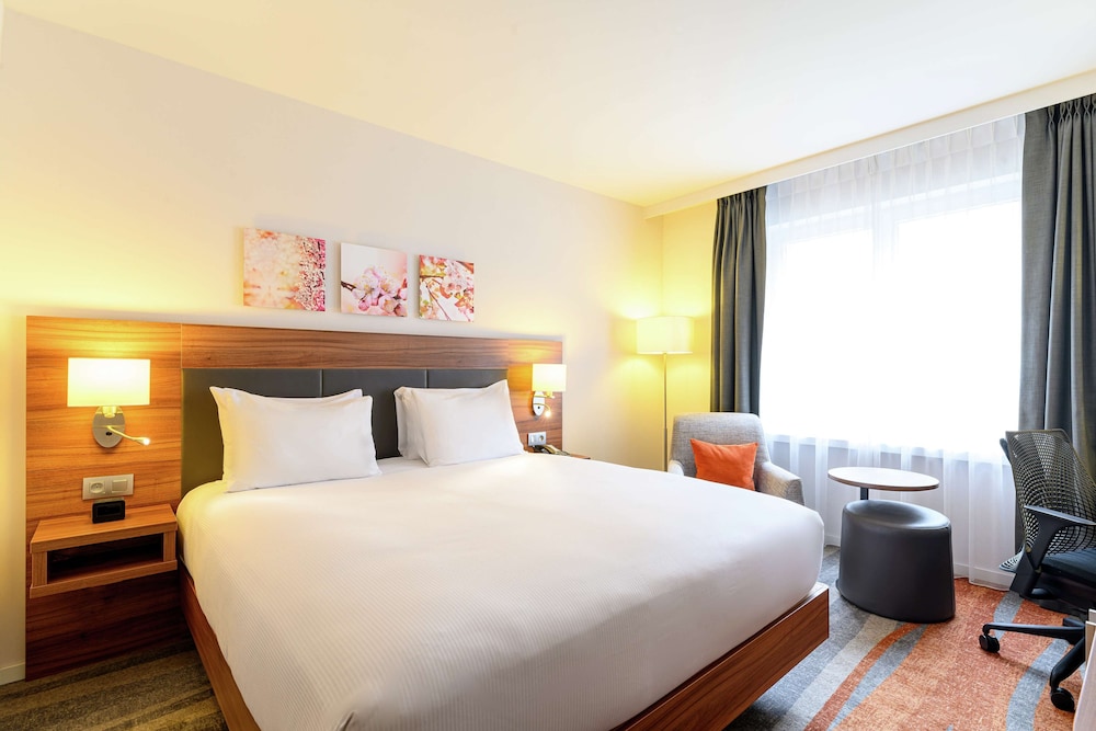 King Room with Garden View thumbnail 5