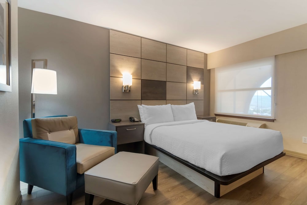 Standard Room, 1 Queen Bed, Non Smoking, Refrigerator & Microwave - Photo 1