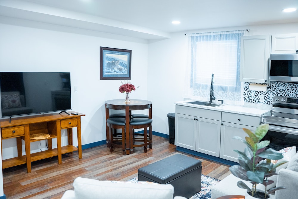 Executive Suite (Suite 103)