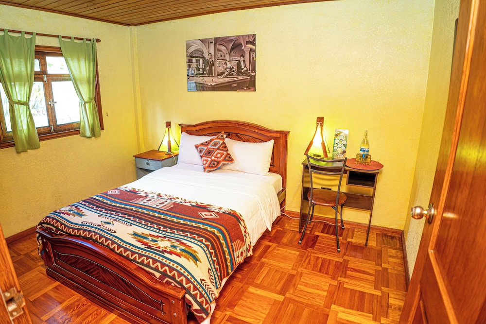Basic Double Room, 1 Queen Bed, Garden View (Baño Compartido)