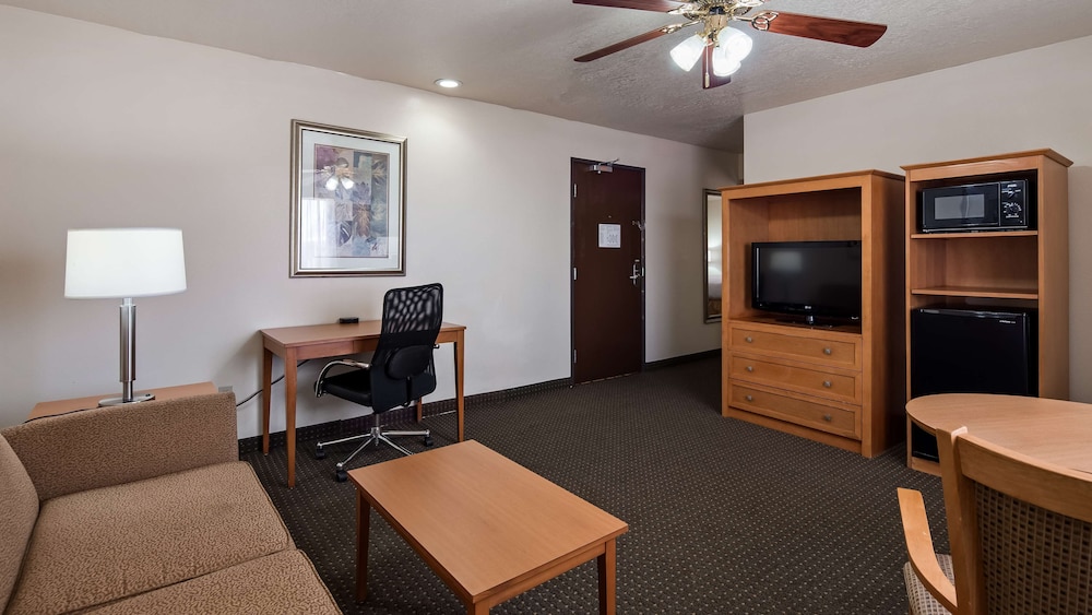 Family Suite, 1 King Bed, Non Smoking, Microwave (No Pets in room type) photo 2