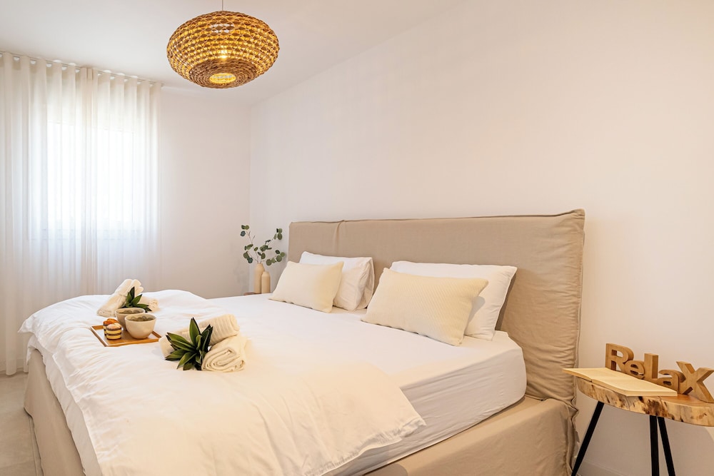 Luxury House, Multiple Bedrooms, 2 Bathrooms (Casa La Cala De Mijas)