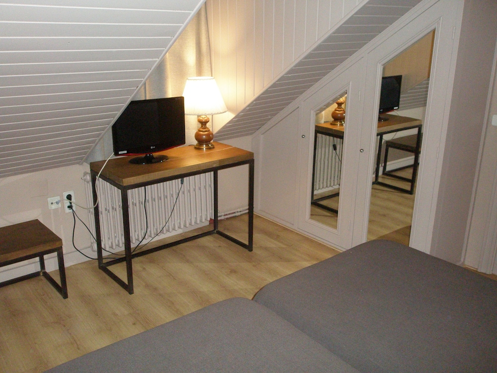 Small attic double room - Photo 2