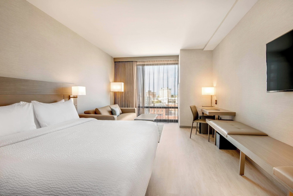 Room, 1 King Bed, Balcony (Hearing Accessible)
