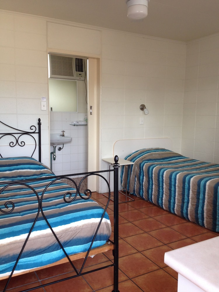 Standard Queen/ Twin (1 Queen and 1 Single Bed) photo 1