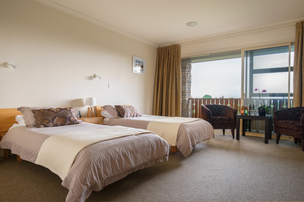 Luxury Twin Room, Private Bathroom, Partial Lake View photo 1
