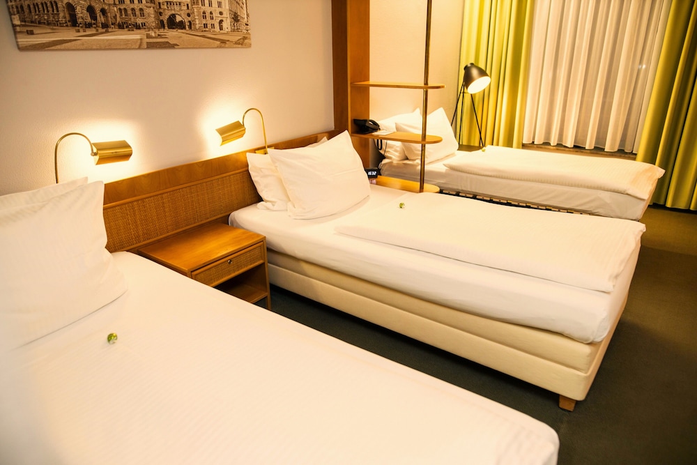 Classic Room, 3 Twin Beds - Photo 4