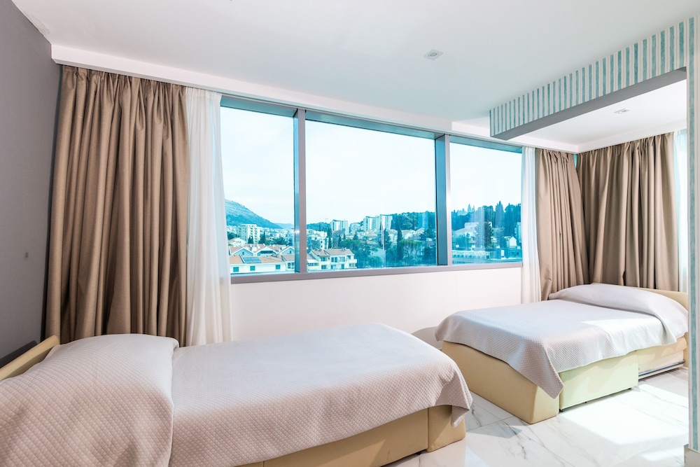 Family Room, Balcony, Park View
