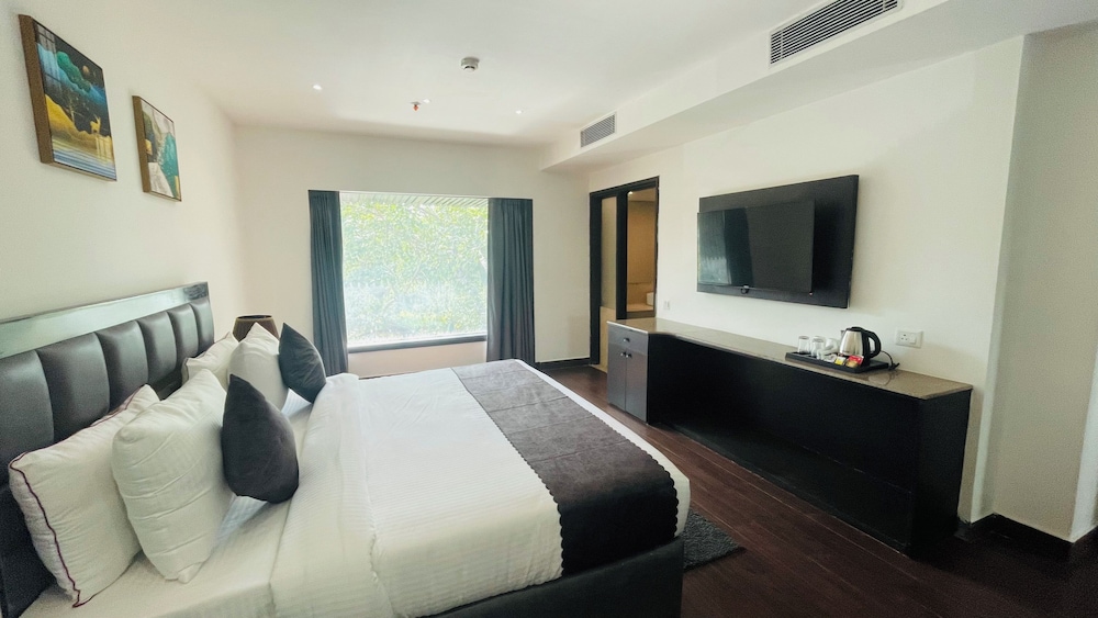 Superior Room with City View - Photo 7