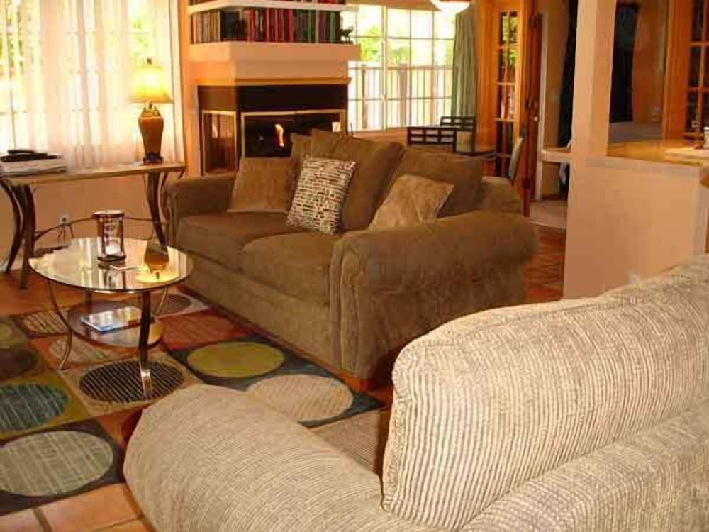 Grand Suite, 1 King, 1 Queen Murphy, Full Kitchen, Fireplace photo 2