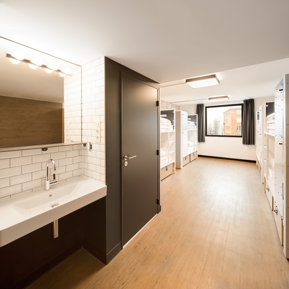 Room, 8 Beds, Private Bathroom photo 2